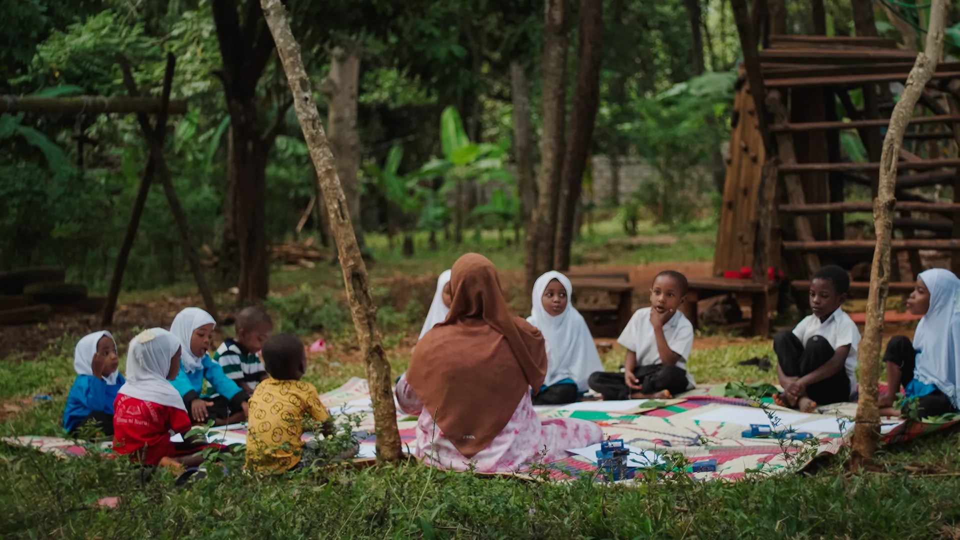 creative-education-fund-zanzibar-class-outside