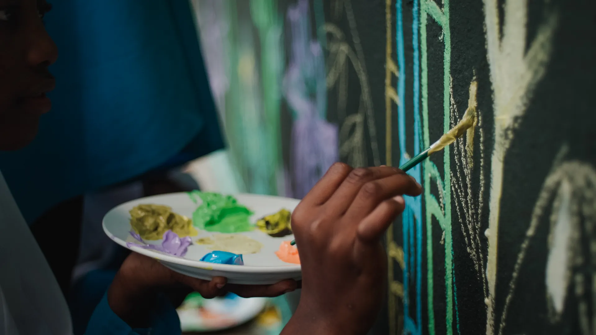 creative-education-fund-zanzibar-girl-painting