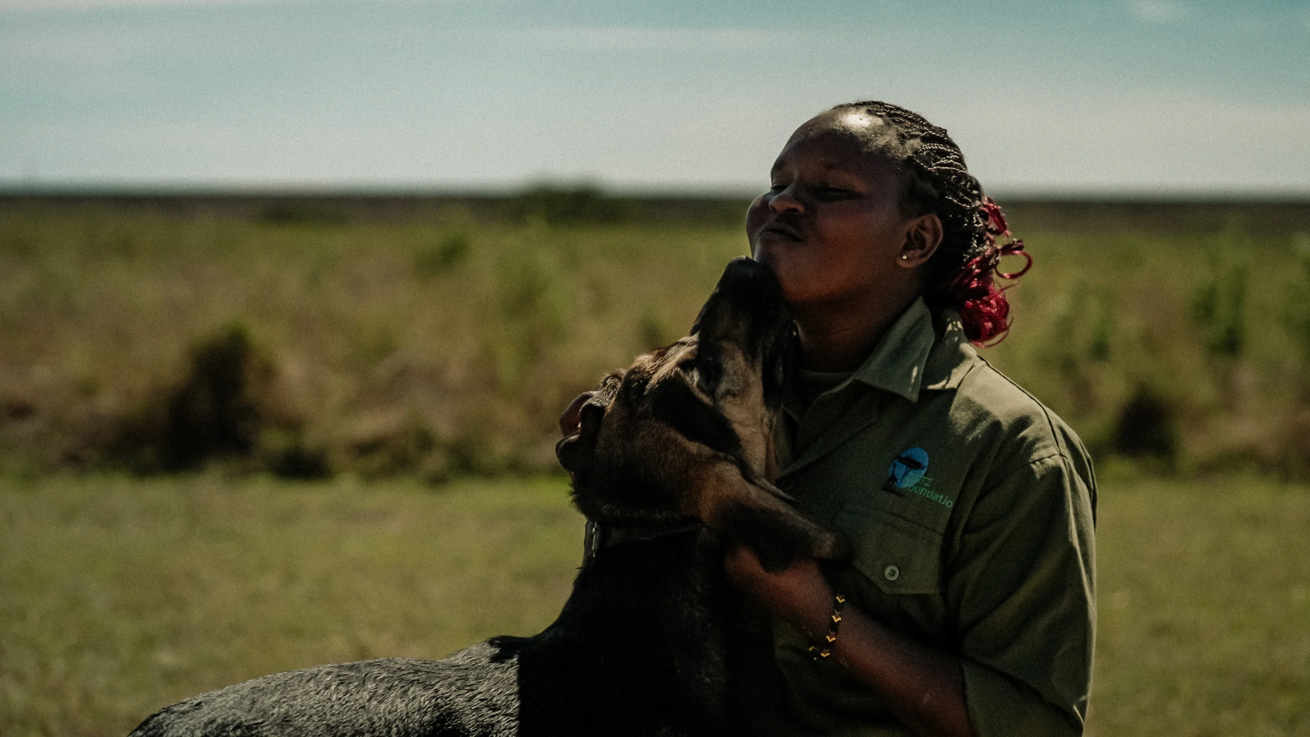 kym-rapier-foundation-segera-rhino-sanctuary-gallery-ranger-dog-bonding-01