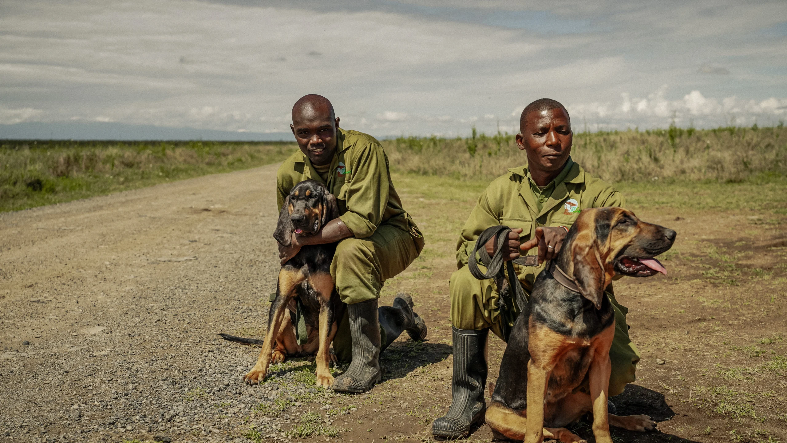 kym-rapier-foundation-segera-rhino-sanctuary-gallery-two-male-rangers-and-dogs-01