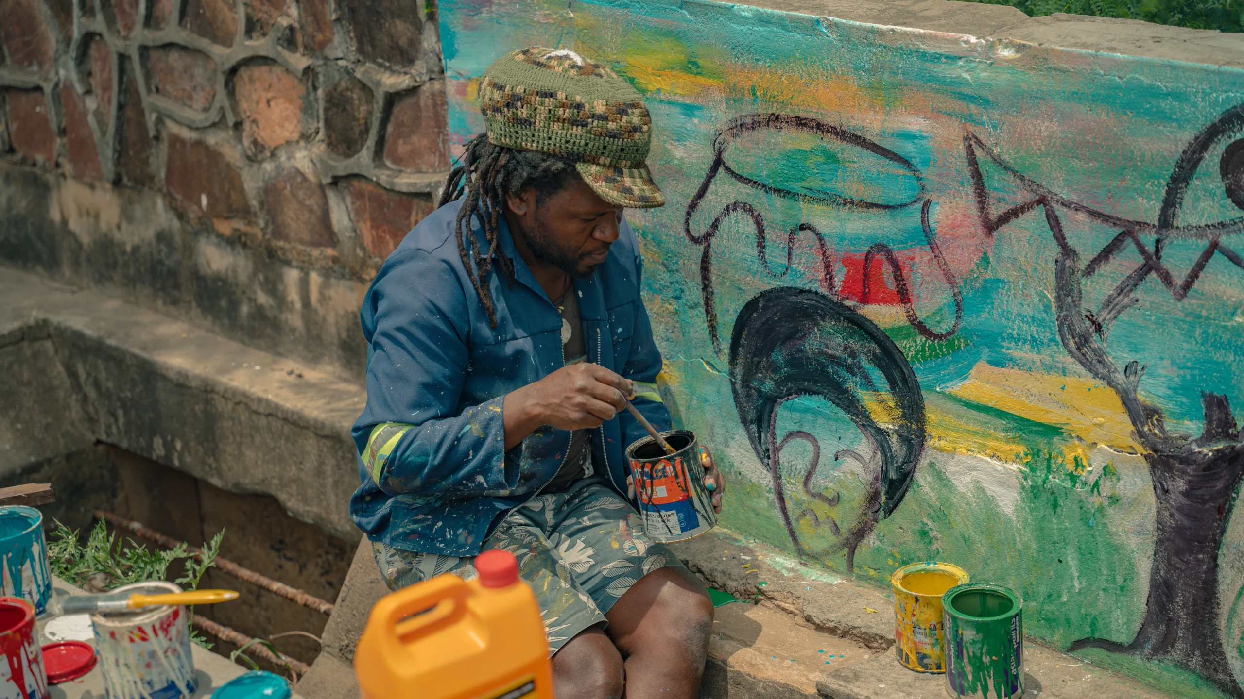 kym-rapier-foundation-ntseko-gallery-man-mixing-paint-01