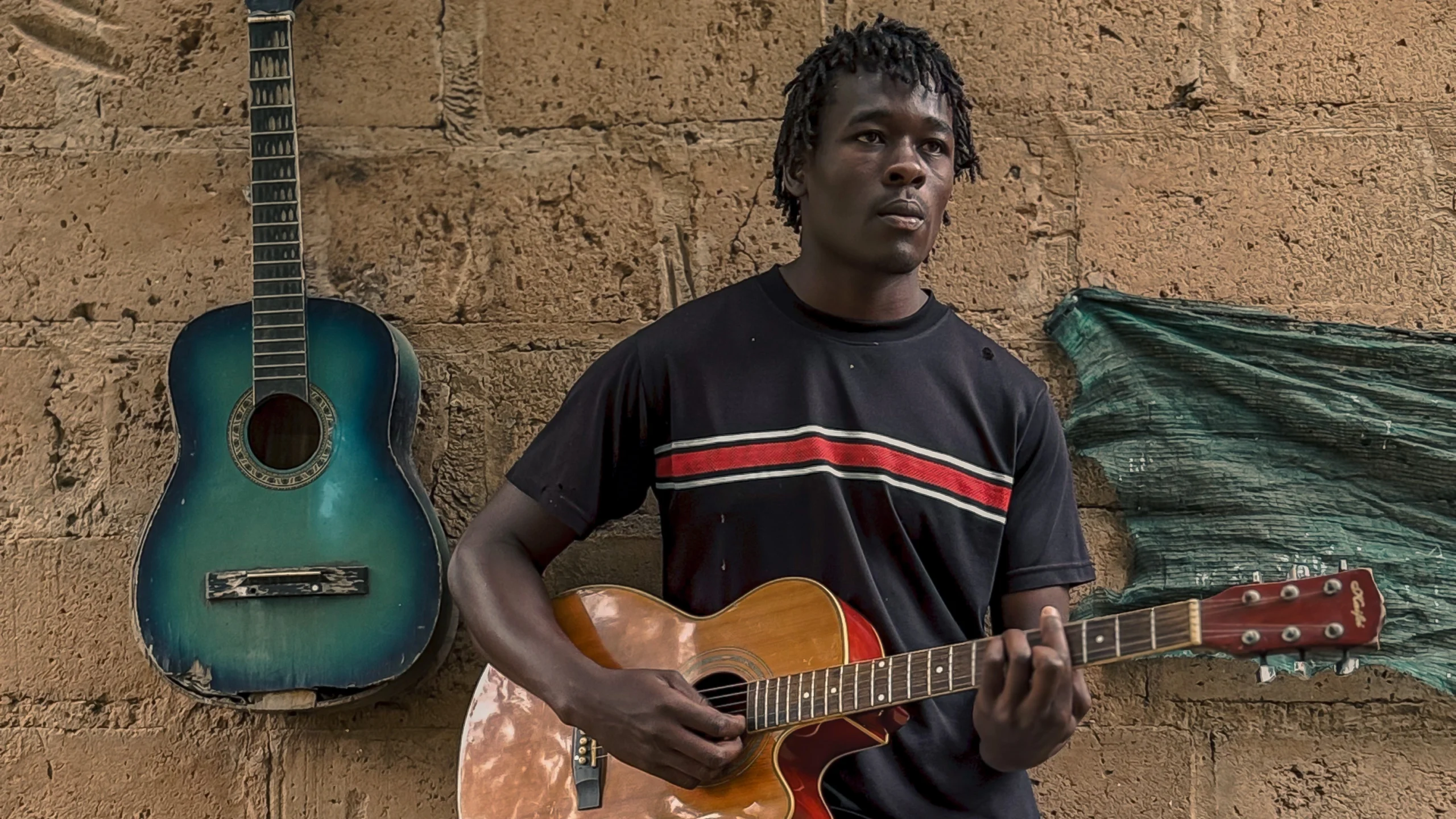 kym-rapier-foundation-ntseko-gallery-man-playing-guitar-landscape-01