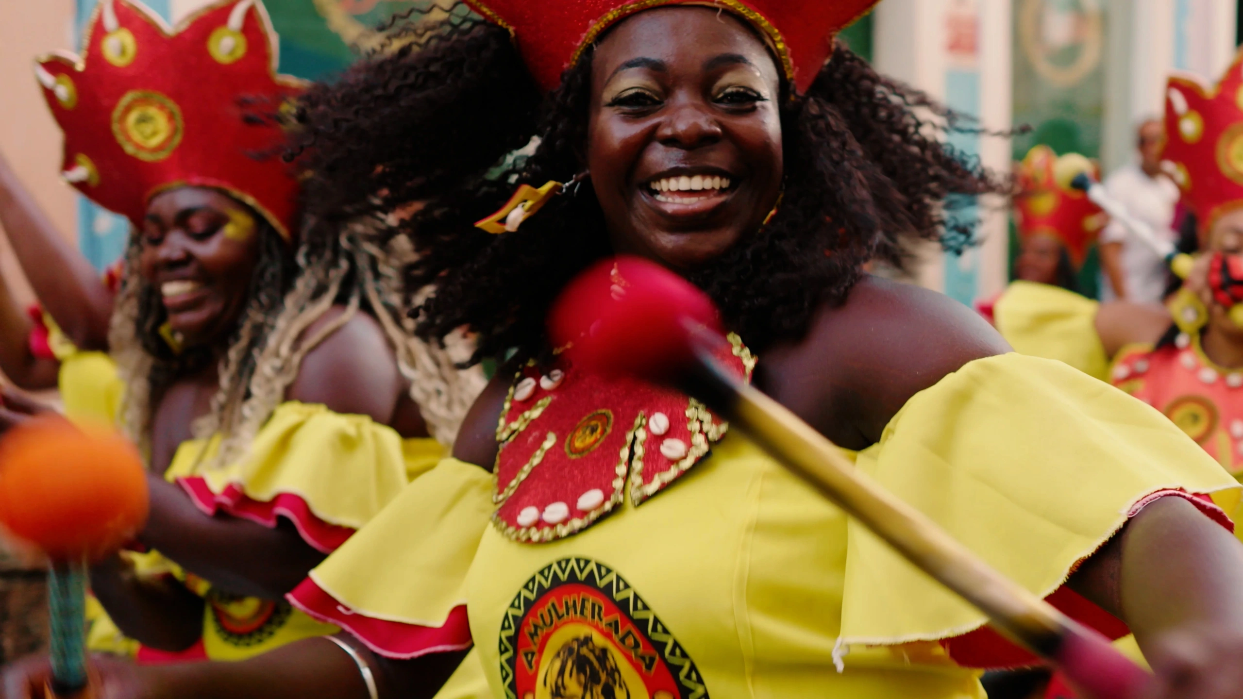 kym-rapier-foundation-instituto-a-mulherada-gallery-african-woman-smilling-traditional-clothes-drumming-01