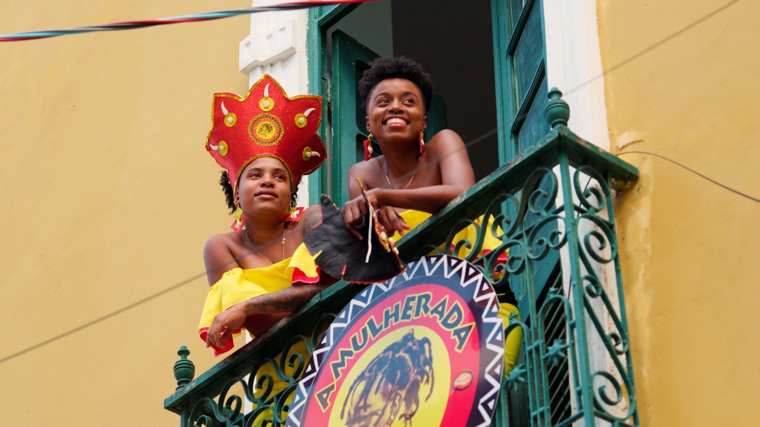 kym-rapier-foundation-instituto-a-mulherada-gallery-african-women-smilling-traditional-clothes-leaning-on-railing-01