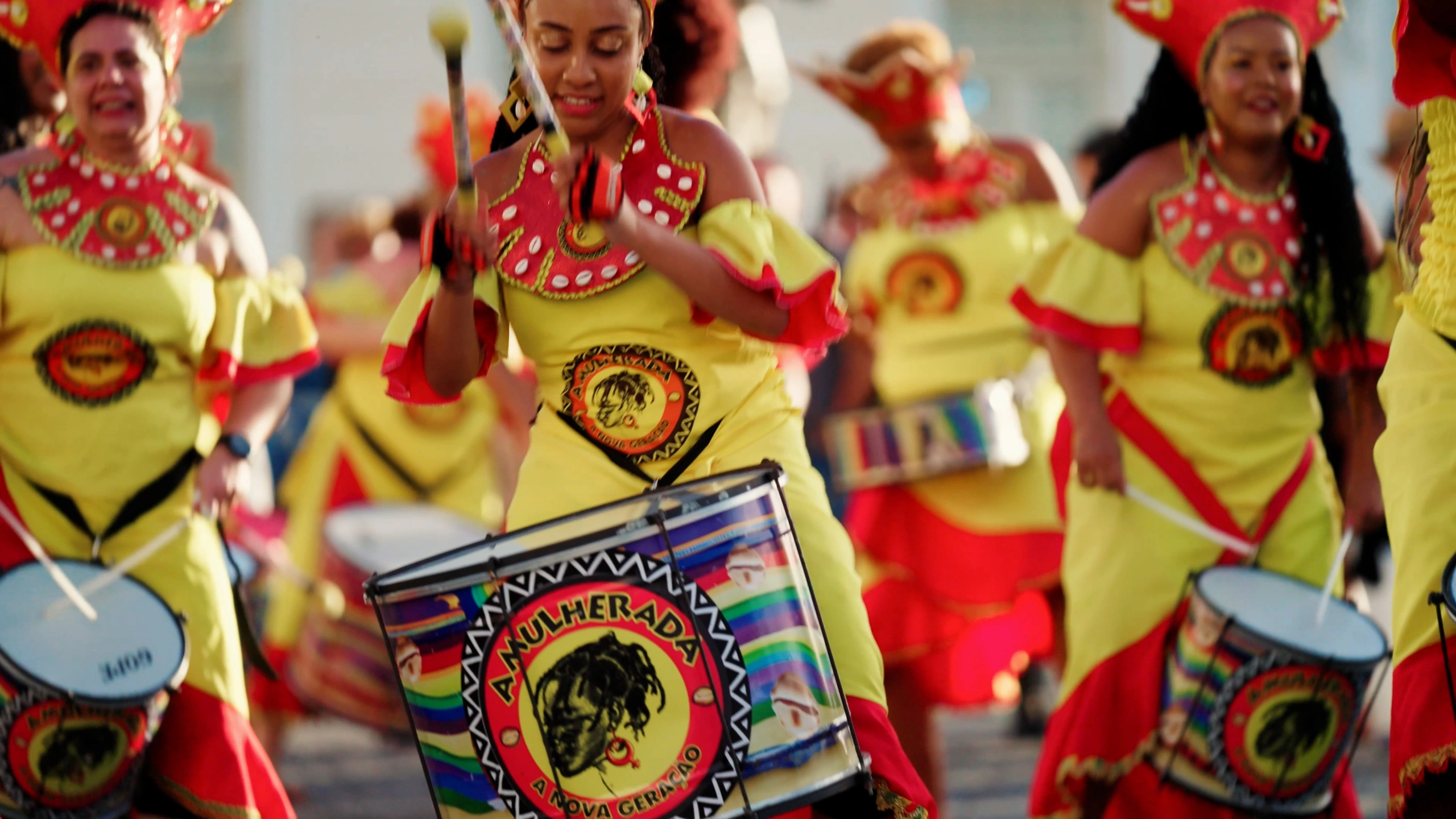kym-rapier-foundation-instituto-a-mulherada-gallery-women-playing-drums-08-01